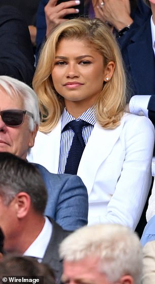 Zendaya 在体育表演之前坐到 hr 座位上时引起了人们的注意