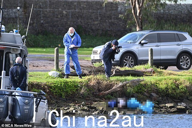 大约90分钟后,另一名路人在弗莱明顿史密斯菲尔德路附近的水中发现了一具女性尸体
