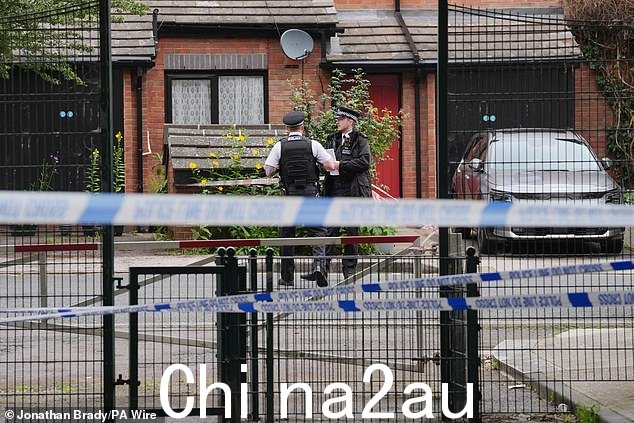 今天在斯科茨路看到警察,大都会警察局副助理局长安迪·瓦伦丁表示,警察将留在克利夫顿和谢泼德布什地区