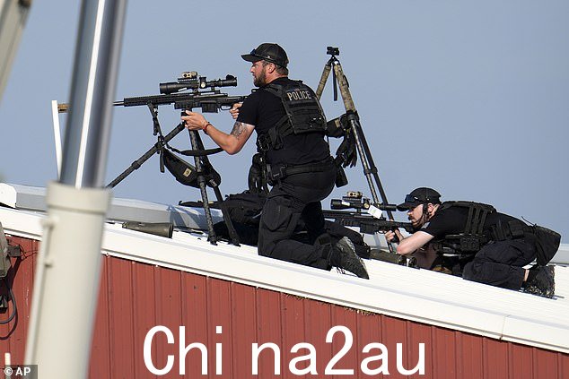 这段视频显示,当枪声响起时,特工们站在宾夕法尼亚州巴特勒集会舞台上方的一栋建筑顶上。照片显示特工在屋顶