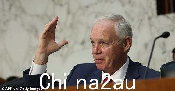 2024 年 6 月 18 日,美国威斯康星州共和党参议员罗恩·约翰逊在华盛顿特区国会山举行的参议院国土安全和政府事务委员会调查小组委员会听证会上作证,波音公司总裁兼首席执行官戴夫·卡尔霍恩在听证会上作证,该听证会审查“波音破碎的安全文化” . (图片由 SAMUEL CORUM/法新社拍摄)(图片由 SAMUEL CORUM/法新社通过 Getty Images 拍摄)
