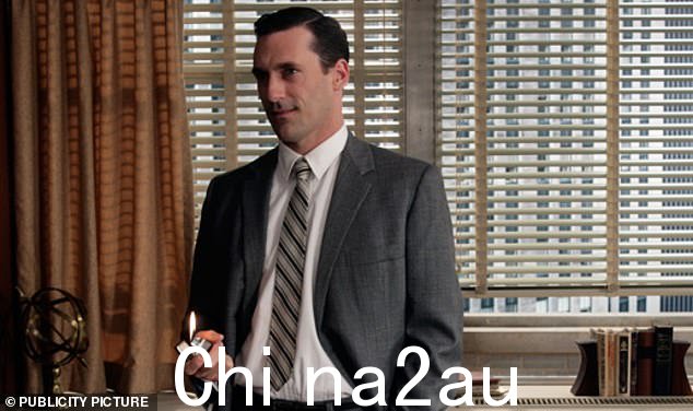 乔恩·哈姆 (Jon Hamm) 因其在《广告狂人》中饰演唐·德雷珀 (Don Draper) 的角色而闻名,但他之前是 20 世纪 90 年代末色情色情成人电影中的布景师