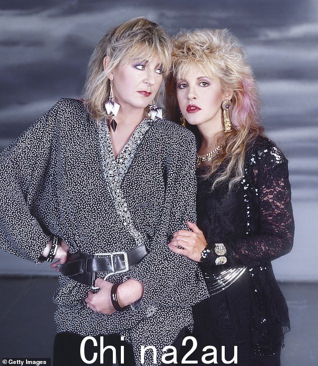 Stevie(右)此前透露 Christine(左)的去世为传奇摇滚乐队 Fleetwood Mac 五十年后的棺材上敲下了最后一根钉子(图 1987 年)