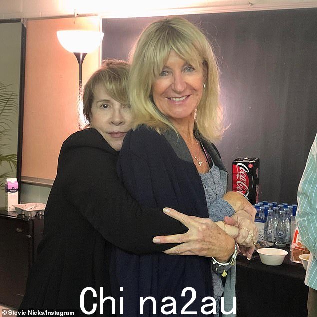 Christine (R) 于 2022 年 12 月因中风不幸去世她与癌症作斗争(与 Stevie 合影)