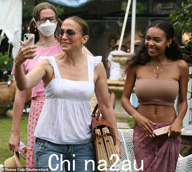 JLo 似乎正在与 Violet 和后者的好朋友一起自拍或录像