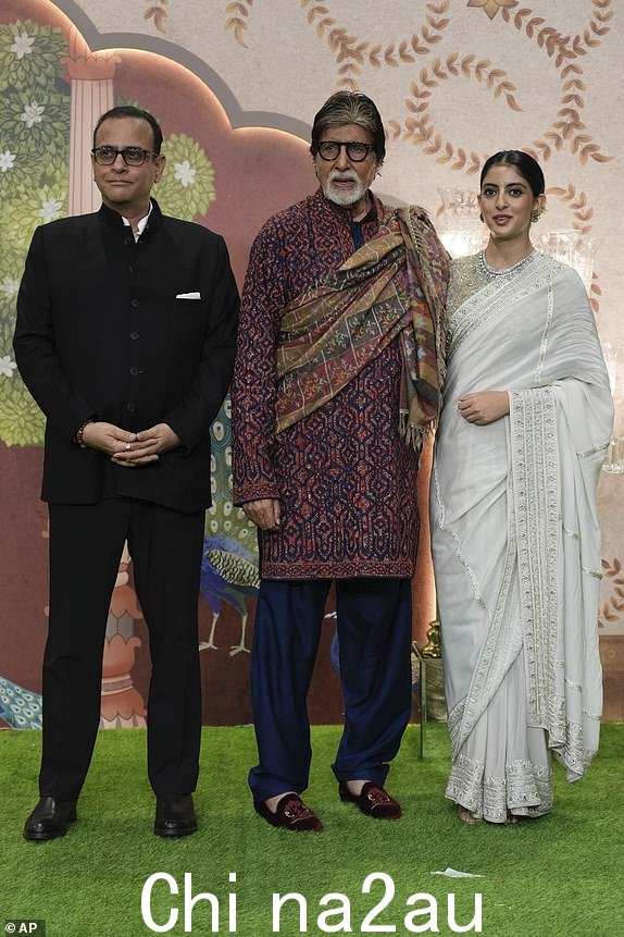印度演员 Amitabh Bachchan(中)、Navya Nanda(右)和 Nikhil Nanda 在印度孟买 Jio 世界会议中心举行的亿万富翁穆克什·安巴尼 (Mukesh Ambani) 之子阿南特·安巴尼 (Anant Ambani) 和妻子拉迪卡·麦昌特 (Radhika Merchant) 的祝福仪式上合影留念。 2024 年 1 月 13 日。(美联社照片/Rajanish Kakade)