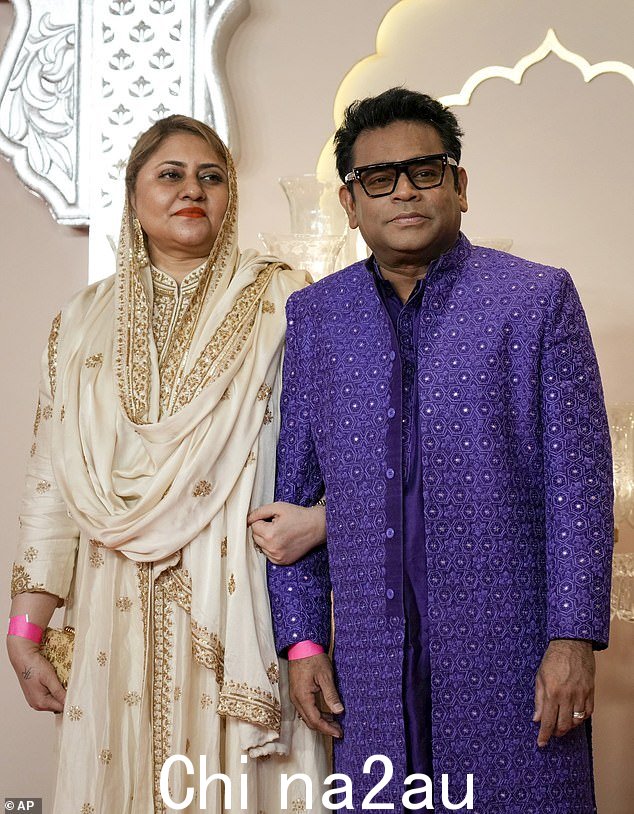 宝莱坞音乐作曲家兼歌手 AR Rahman 与妻子 Saira Banu 合影留念