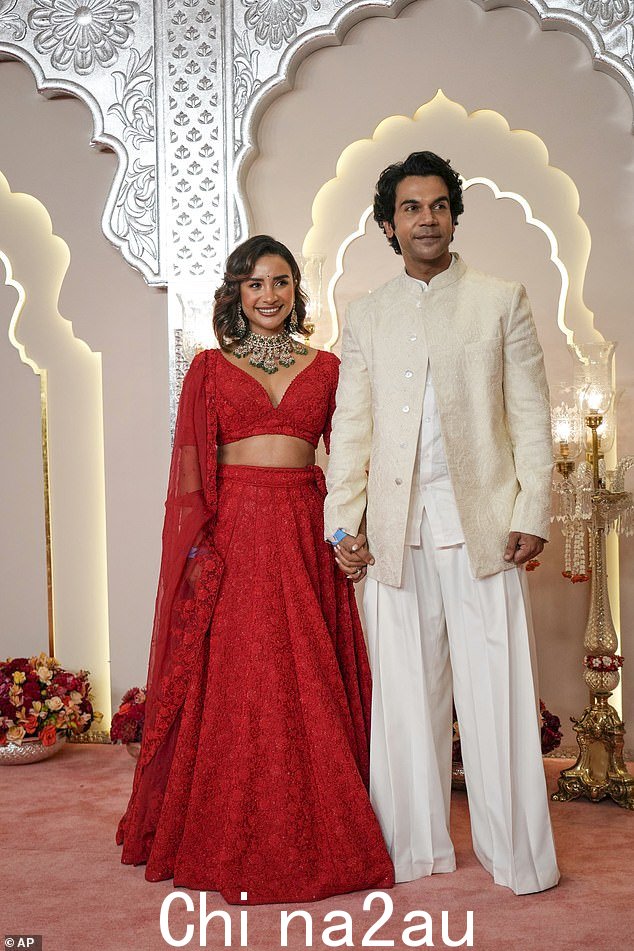 演员 Rajkummar Rao 和他的妻子 Patralekha Paul 抵达婚礼现场。他们身穿红色和奶油色套装,看起来非常漂亮