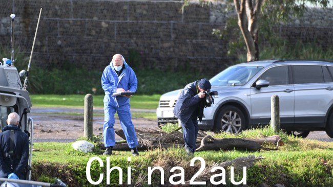 维多利亚警察局在马瑞巴农河 (Maribyrnong River) 上发现一具漂浮的女性尸体的现场。图片: 图片:NewsWire / Tony Gough