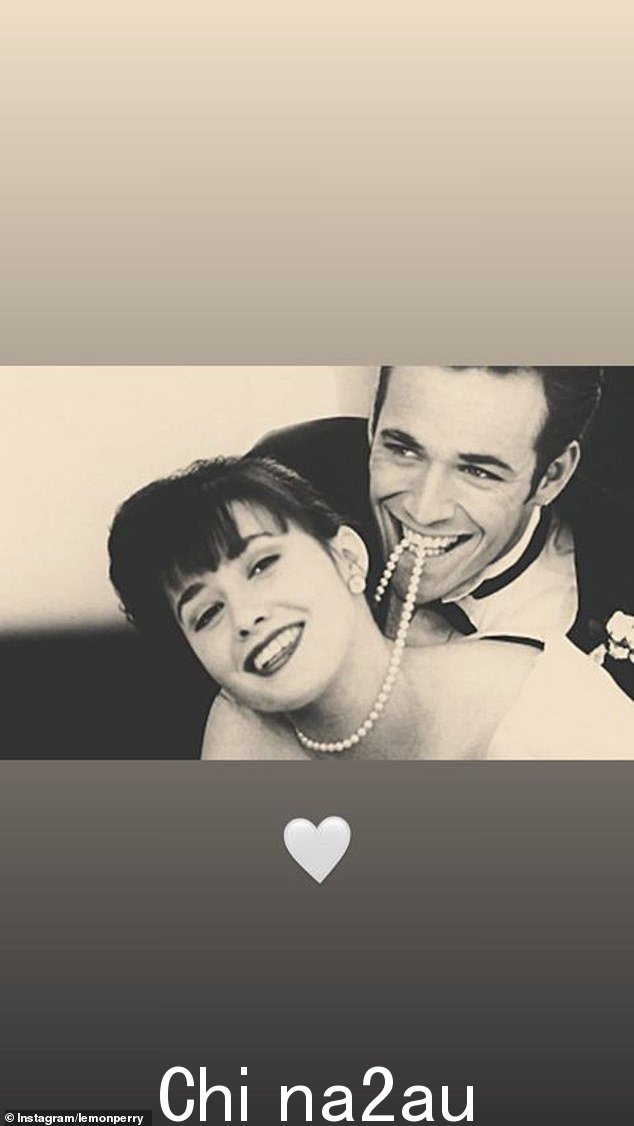 卢克·佩里 (Luke Perry) 的女儿索菲·佩里 (Sophie Perry) 与他的比佛利山庄、《90210》联合主演 Shannen Doherty 分享了她已故父亲的照片