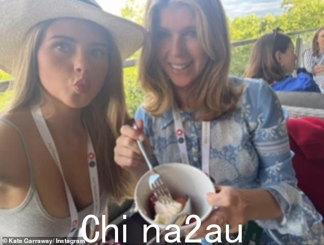 达西和凯特周日看网球比赛时大口吃草莓和冰淇淋