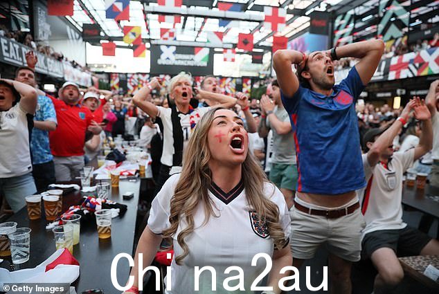 球迷们在克罗伊登的 Boxpark 观看昨晚的戏剧表演时合影