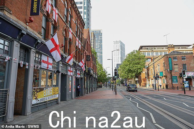 伯明翰 -- 周一,英格兰国旗沿着安静的宽阔街道在风中垂下并飘扬