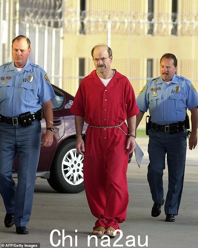 丹尼斯·雷德 (Dennis Rader),自称 BTK(捆绑酷刑杀戮),承认自 1974 年以来犯有 10 起杀人罪,并于 2005 年被押送入监狱