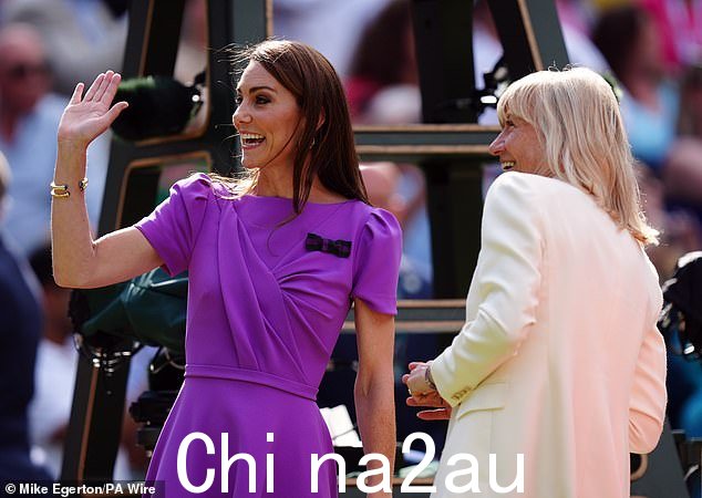阳光和微笑:威尔士王妃与 AELTC 主席 Debbie Jevans 在比赛中