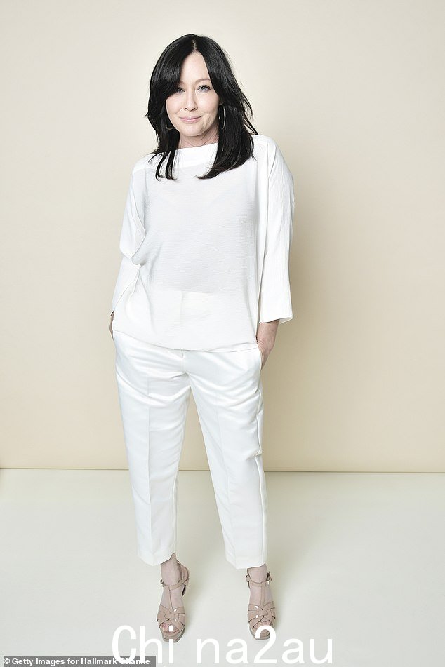 莎南·多尔蒂 (Shannen Doherty) 的粉丝对她周六因癌症去世的消息做出了反应,享年 53 岁;(图于 2019 年)