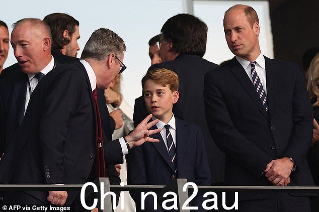 PM Keir Starmer 在比赛开始时与威廉王子和乔治王子交谈