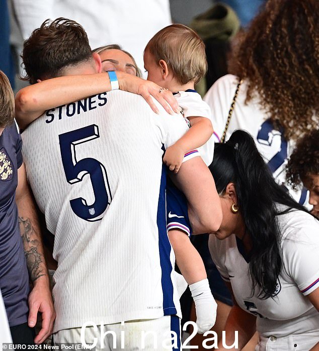John Stones 在经历了一场风风雨雨的比赛后很快就向家人寻求安慰