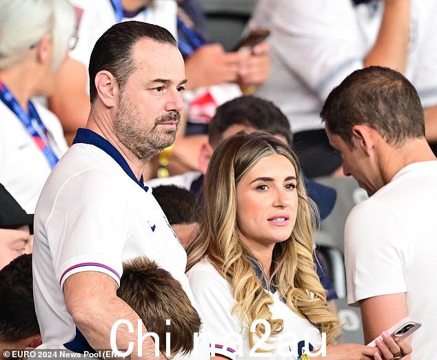Danny Dyer 和他的 WAG 女儿 Dani 在现实中显得闷闷不乐