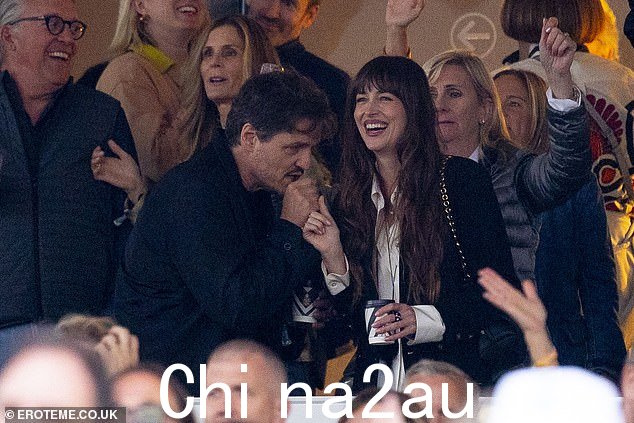 Dakota 与 Pedro 共度一晚时大笑