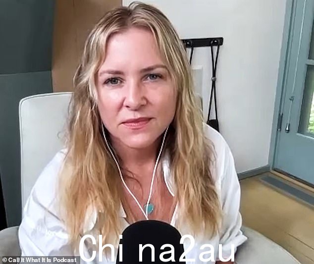 史蒂文·斯皮尔伯格的继女杰西卡·卡普肖在周日的 iHeartRadio 播客节目《管它是什么》中透露了八年前她遭受的“极度悲伤”的流产