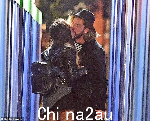 2018 年,喜剧演员 Seann Walsh 和他的舞伴 Katya Jones 被拍到在晚上外出时热吻,引发了社交媒体风暴