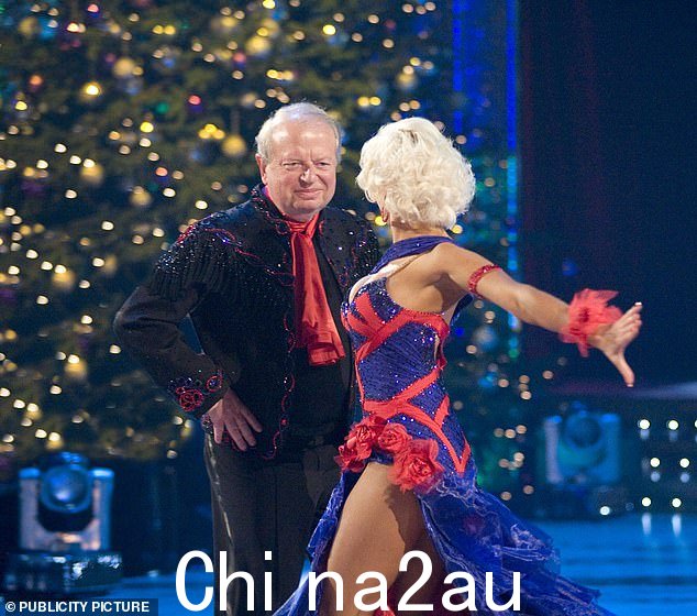 2008 年,前政治记者 John Sergeant 在参加 Strictly 比赛时赢得了数百万观众,尽管他的木头舞步为他赢得了一贯的低分