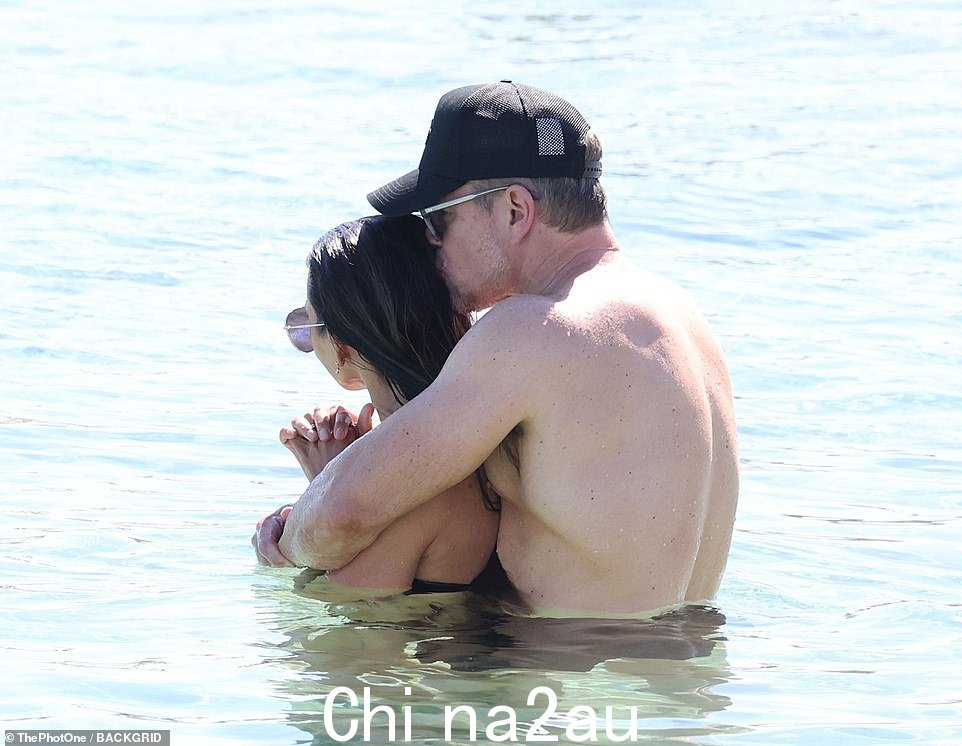 周一,马特·达蒙 (Matt Damon) 在希腊米科诺斯岛的名人度假胜地度假时,似乎比以往任何时候都更爱结婚近 20 年的妻子卢西亚娜 (Luciana)