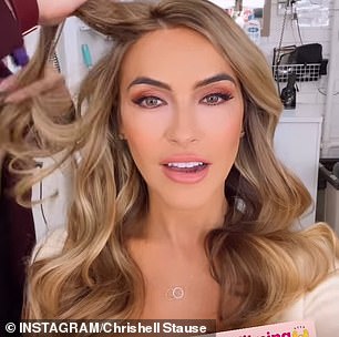 推销日落 Chrishell Stause 本周在澳大利亚肥皂剧 Neighbors 片场分享了一张罕见的素颜自拍照(左),然后她因自己的场景而打扮得漂漂亮亮的(右)