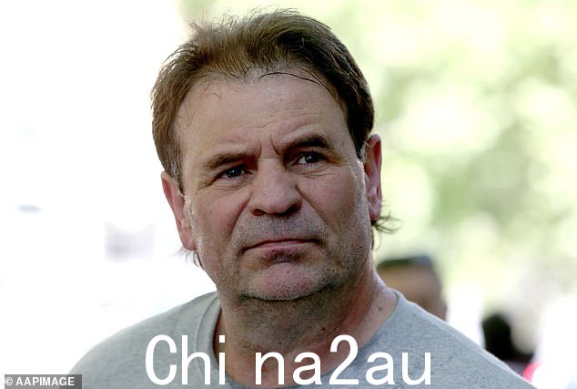 维多利亚州 CFMEU 前领导人 John Setka(左)在对强大分支进行调查后辞职