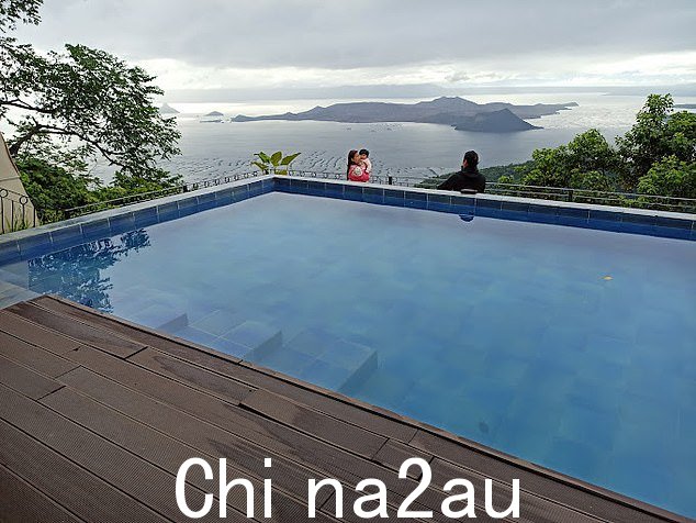 大卫·菲斯克和露西塔·科尔特斯在菲律宾一年一度的假期即将结束时游览了塔阿尔湖,然后在他们被谋杀的酒店(上图)过夜