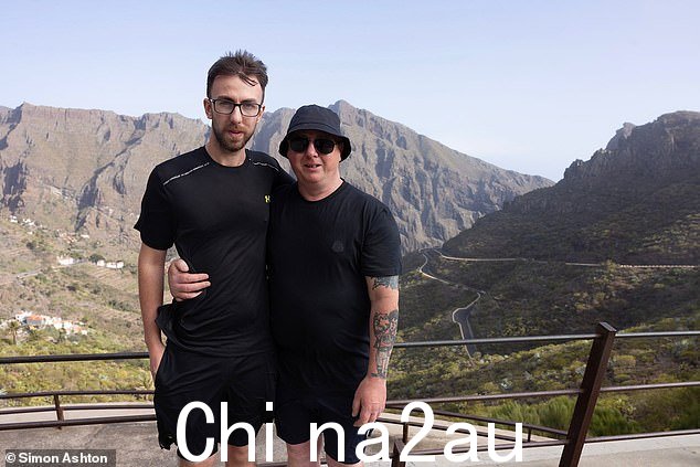 Jay 的父亲 Warren Slater 和弟弟 Zak 在上个月的搜救行动中合影
