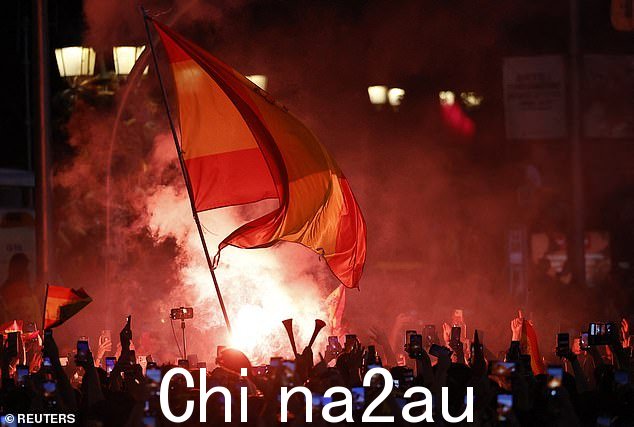 昨晚首都游行期间一面巨大的西班牙国旗在人群上方飘扬