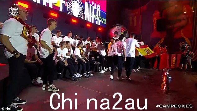 球队齐聚舞台,与马德里数万名支持者一起庆祝