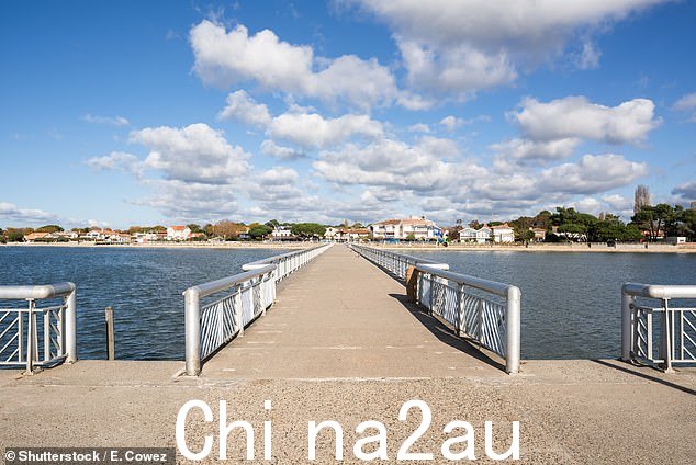 Andernos-les-Bains 享有盛名 - 它是法国最长的码头(上图)的所在地,长 232m(761 英尺)