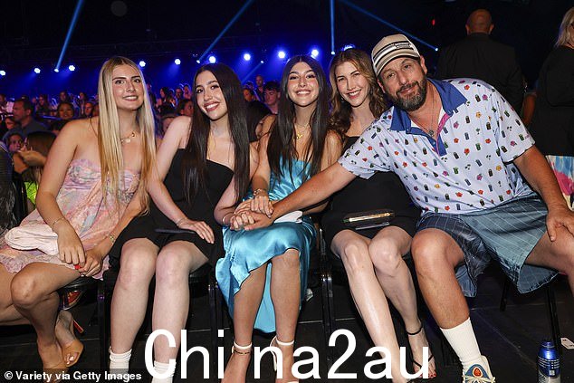 加利福尼亚州圣莫尼卡活动中的一位嘉宾、Sadie、Sunny、Jackie 和 Adam