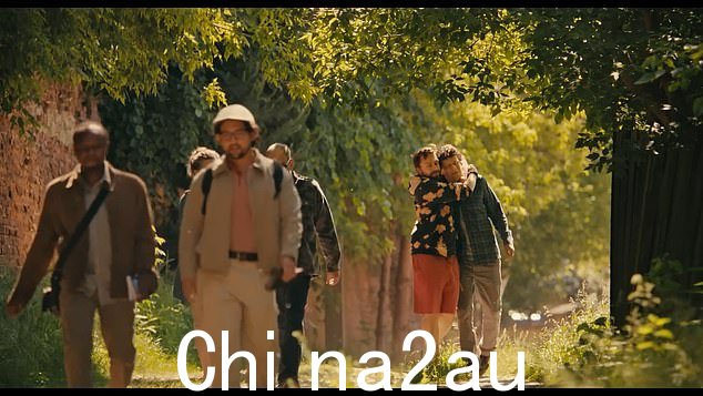 预告片继续在波兰各地随机拍摄,包括大卫在雕像前为一些人拍照、表兄弟在屋顶上吸烟以及本吉在晚宴前打嗝。