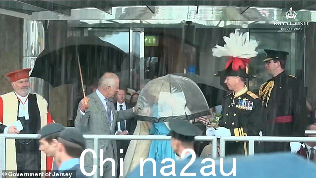 明天将满 77 岁的卡米拉正在圣赫利尔与公众会面,这是为期两天的访问的一部分海峡群岛和她的丈夫查尔斯