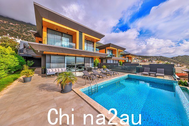 Villa Maiden Asra,位于卡尔坎郊区,俯瞰美丽的海湾,拥有无边泳池