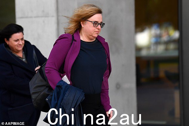 昆士兰儿童医院高级内分泌学家 Louise Conwell(如图)说,她向伊丽莎白的父母解释说,需要终身服药才能维持她的生命