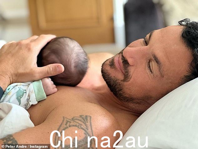 周二讨论艾米丽严格的育儿规则时,彼得讲述了他如何与年龄较大的孩子“失去了一些时光”,并发誓要花更多时间与阿拉贝拉在一起