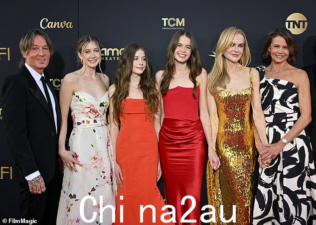 Nicole 与周日(左二)、丈夫 Keith Urban、最小的女儿 Faith,13 岁(左三)、姐姐 Antonia 和她的女儿 Sybella 四月合影