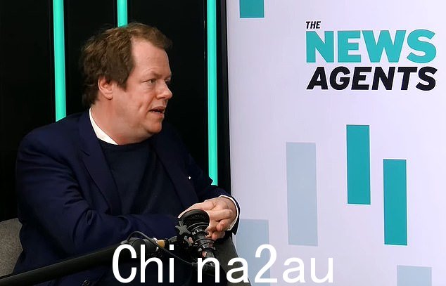 在《新闻特工》播客上发表讲话时,哈里王子声称她的母亲是“危险的”和“恶棍”,为了得到她而“玩了一场持久战”,汤姆为他的母亲辩护。在他的回忆录《Spare》中双手握住王冠“Spare” class=