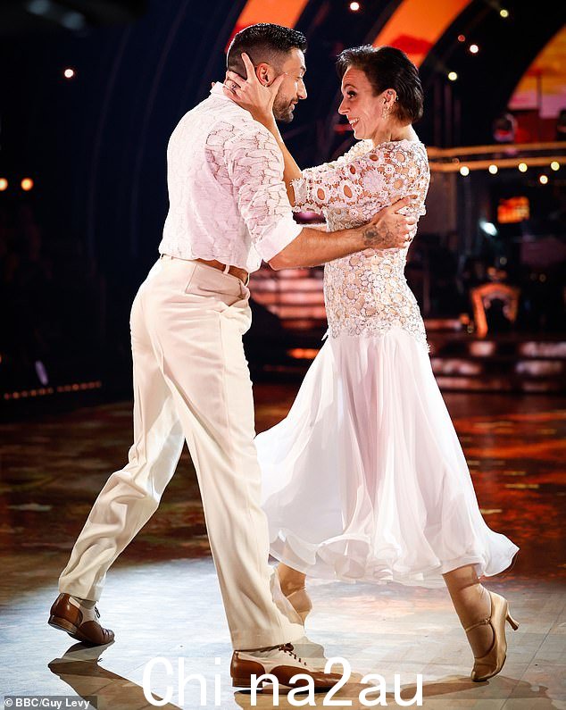 就在几周前,33 岁的乔瓦尼·佩尼斯 (Giovanni Pernice) 被停职,而 BBC 正在对 50 岁的阿曼达·阿宾顿 (Amanda Abbington) 和另外两名前名人伴侣在镜头外的不当行为进行调查。