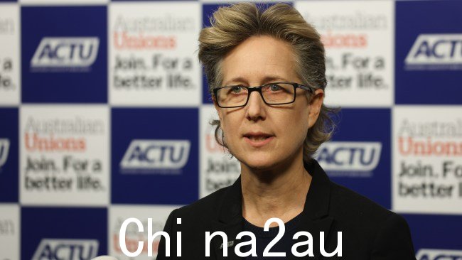 澳大利亚墨尔本 - 2022 年 6 月 15 日,ACTU 秘书 Sally McManus 向媒体发表讲话,回应年度工资审查决定。图片:Brendan Beckett