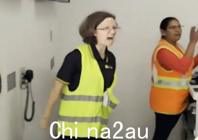 愤怒的工人说:“好吧!所以,大家都闭嘴,我们只会说一次,因为我们非常沮丧!” blkBorder img-share