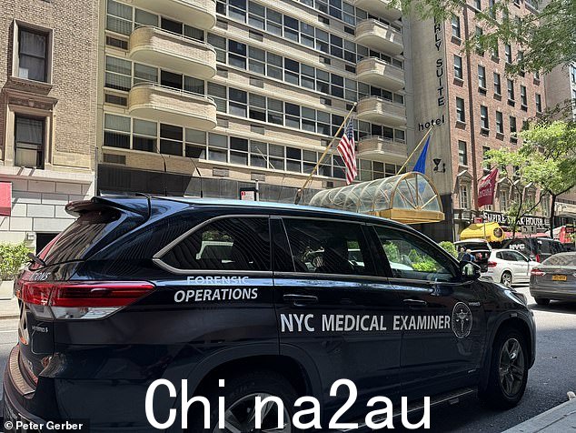 纽约法医周二早上迅速赶到现场