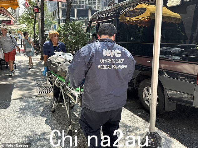 周二,一个装着克莱恩的尸袋被推到人行道上