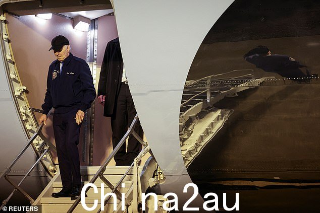 乔总统e 周三,拜登在被诊断出患有 COVID-19 后匆忙离开拉斯维加斯,走下空军一号的台阶,进入一辆等候的 SUV 时停了下来