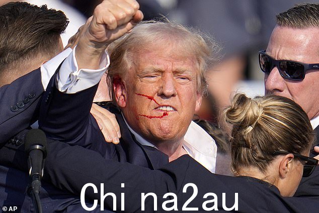 这位前总统周六在宾夕法尼亚州的活动中举起了拳头,子弹擦伤了他的耳朵,浑身是血